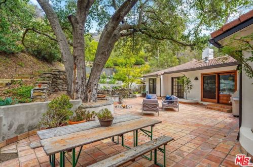 1719 Oak Dr, Topanga CA  90290-4025 exterior