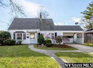 60 Prairie Ln, Plainedge, NY 11756-2548