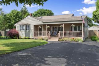 77 Sunrise Ave, Northampton, NY 11901-2326