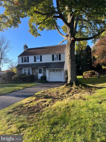 512 Woodcrest Ave, Willow Grove, PA 19090-2830