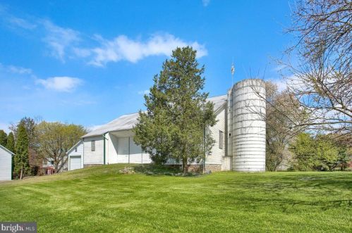 6411 Devonshire Hts Rd, Harrisburg PA 17111-4818 exterior