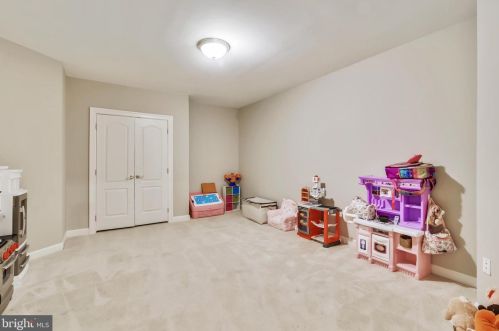 19228 Charandy Dr, Leesburg VA 20175-7215 exterior