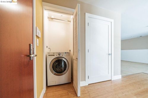 569 9th St, Oakland CA  94607-3833 exterior