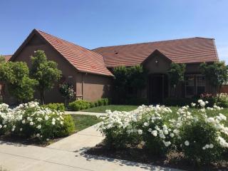 1915 Pamela Ave, Clovis CA  93619-2013 exterior