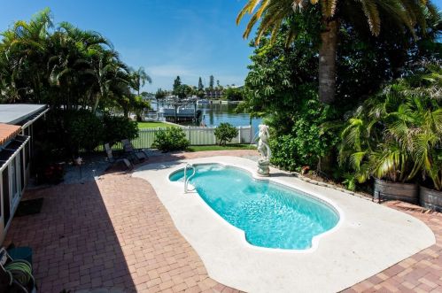 12050 4 St, Saint Petersburg FL  33706-4426 exterior