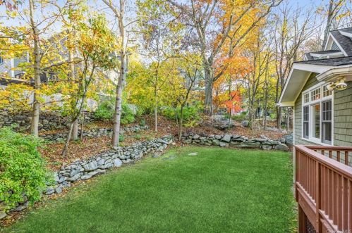 215 Locust Rd, Pleasantville NY  10570-3723 exterior