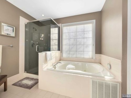 5 River Dell, Oakland NJ  07436-2302 exterior