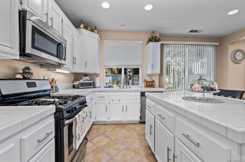 27560 Nellie Ct, Temecula CA  92591-2846 exterior