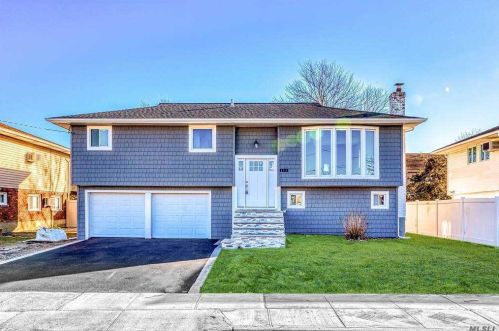 153 Harris Dr, Rockville Centre, NY 11572-5712
