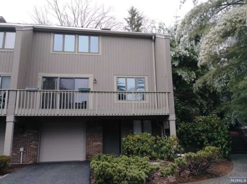 124 Macleish Ct, Mahwah NJ  07430-3175 exterior