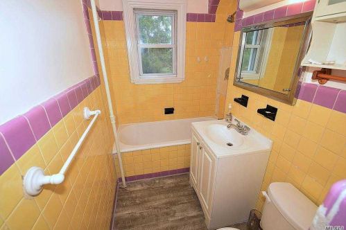 49 Gladys St, North Lindenhurst NY  11757-1202 exterior