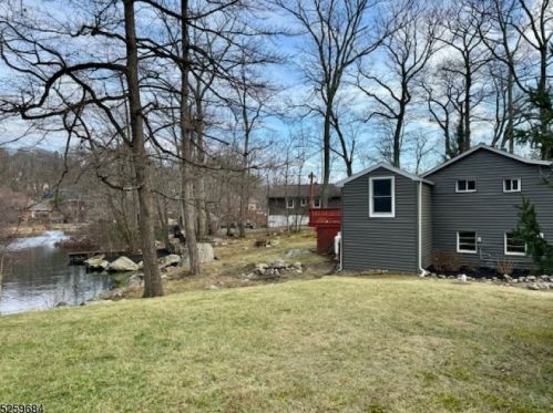 1 Robin Ln, West Milford Lakes, NJ 07480-4037