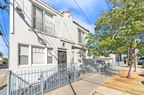 219 9th St, Long Beach, CA 90813-4314