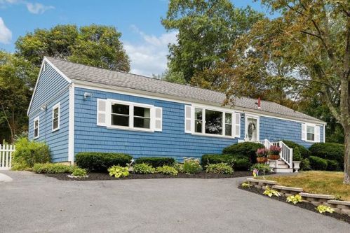 54 Lake Dr, Weymouth, MA 02188-3435