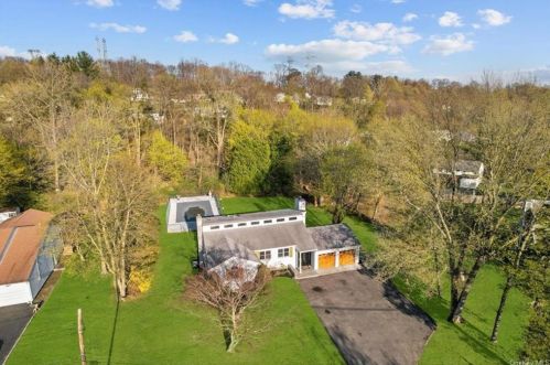 2856 Brookfield Dr, Yorktown Hgts NY  10598-2402 exterior