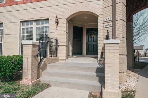 7957 Crescent Park Dr, Gainesville, VA 20155-1571