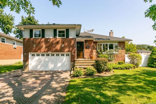 2903 Anderson St, North Wantagh, NY 11793-2327