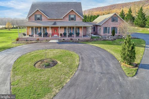 109 Willow Lake Dr, Carlisle, PA 17015-9164