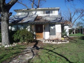 118 Mill St, Uvalde, TX 78801-5643