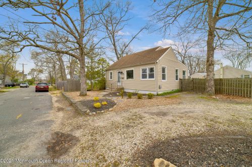 23 Stuyvesant Rd, Bricktown, NJ 08723-5320