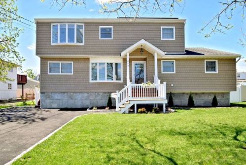 249 Verona Pkwy, North Lindenhurst, NY 11757-6124