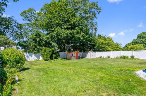 577 Centre Ave, North Lindenhurst NY  11757-3114 exterior