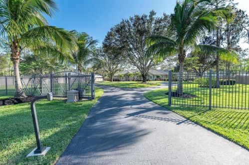 6610 Sable Ridge Ln, Naples FL  34109-0526 exterior