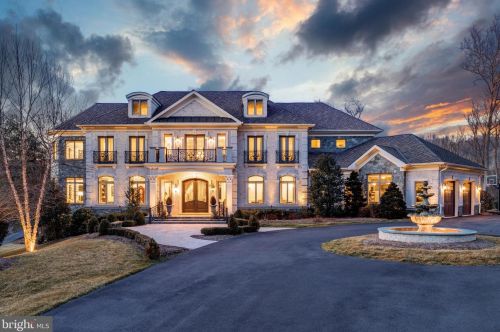 680 River Bend Rd, Great Falls, VA 22066-2715