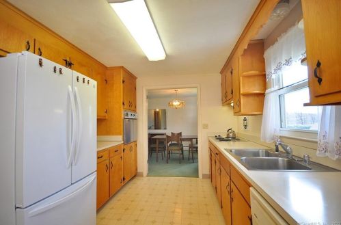 50 Gardner St, Manchester CT 06040-6606 exterior