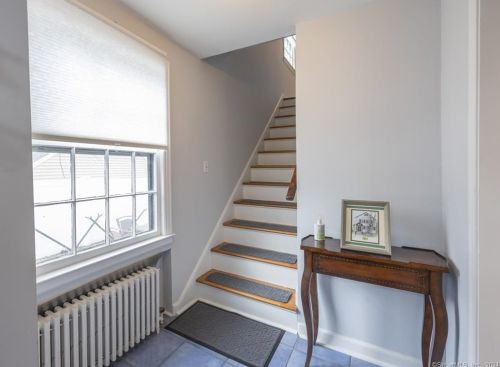 180 Forest Hill Rd, North Haven, CT 06473-4319
