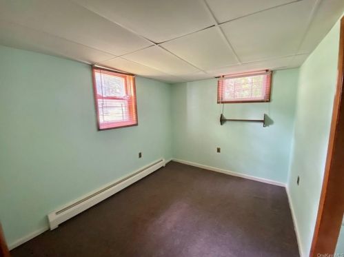 5 Court Ln, Fishkill NY  12524-2432 exterior