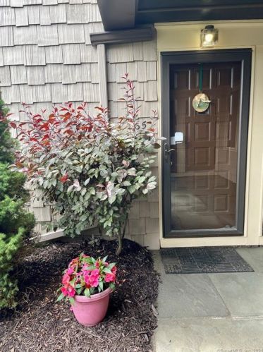 65 Little Oak Ln, Rocky Hill, CT 06067-1840