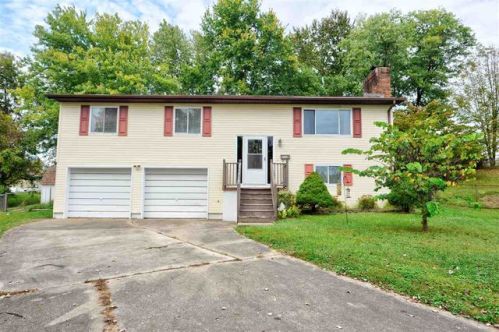 324 Crestview Ct, Hurricane, WV 25526-1610