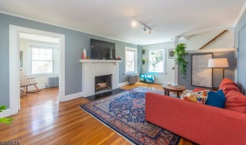 2 Clove Rd, West Paterson NJ  07424-2102 exterior
