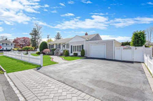 350 Aster Rd, West Islip, NY 11795-2820