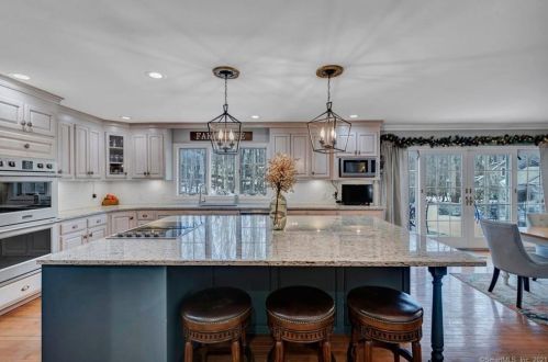 19 Jeremy Dr, East Lyme, CT 06333-1545