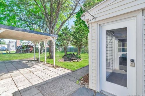 11 Bristol Rd, Windsor Locks CT  06096-2009 exterior