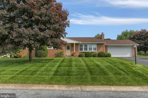 416 Larkspur Ln, Lebanon, PA 17042-9111