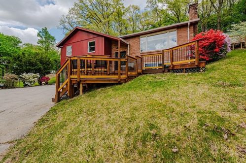 117 Rockwell Dr, Jeannette, PA 15644-3513