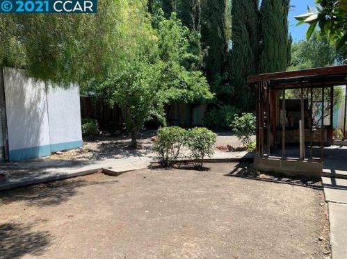 2343 Crescent Dr, Concord CA 94520-1915 exterior