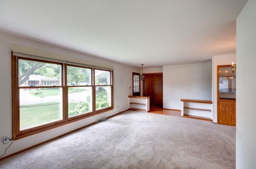 6086 Tulip Ln, Greendale, WI 53129-2657