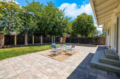 5501 Arizona Dr, Concord CA  94521-4026 exterior