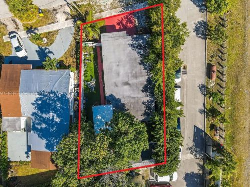 689 7th Ter, Dania Beach FL  33004-3832 exterior