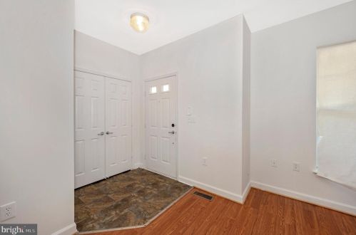 5006 Kimi Gray Ct, Washington, DC 20019-5915