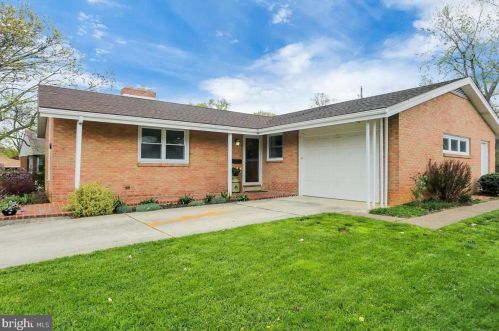 19 Columbia Dr, Camp Hill PA  17011-7636 exterior