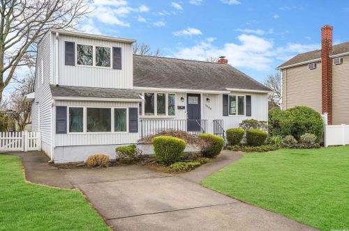 3998 Heywood Rd, Seaford, NY 11783-1315
