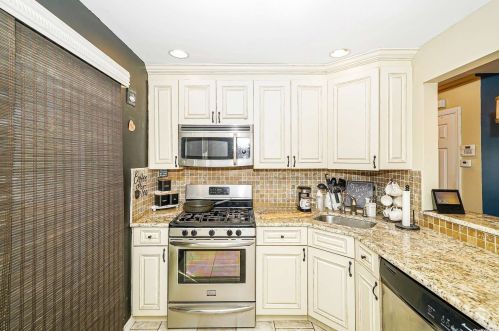 77 Lake St, North Lindenhurst NY  11757-5816 exterior