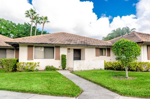 827 Club Dr, West Palm Beach, FL 33418-7057