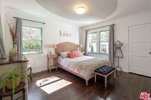 2621 Glenoaks Blvd, Glendale CA  91206-3108 exterior