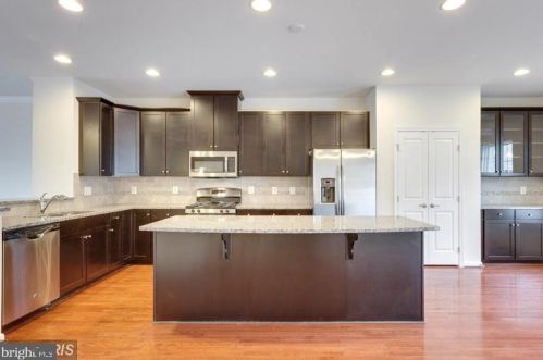 1735 Rockledge Ter, Woodbridge VA  22192-2512 exterior